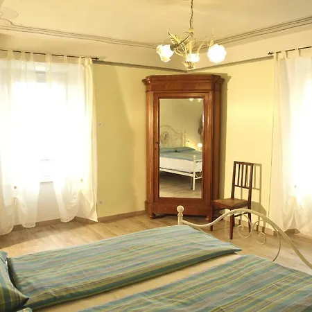 Perla Del Villa *